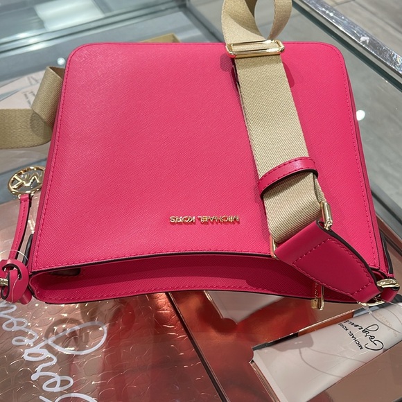 Michael Kors Jet Set Travel Small Messenger Crossbody Bag
Electric Pink 
NWT - Picture 6 of 16